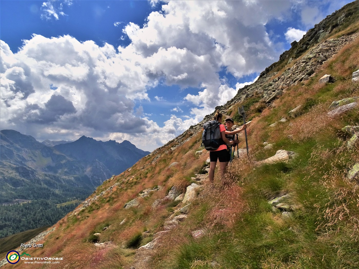 55 A questo punto il sent. d'alta quota  248 che si sviluppa oltre i 2300 m  riceve il sent. 246 risalente a sx dal Rif. Calvi a a quota media   .JPG